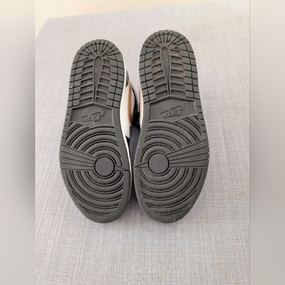 Nike Jordan 1 Mid SE Black Gold 3Y - Picture 8 of 8